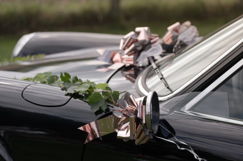 Bilpynt bryllup rosegull – sløyfer, bånd og dekor