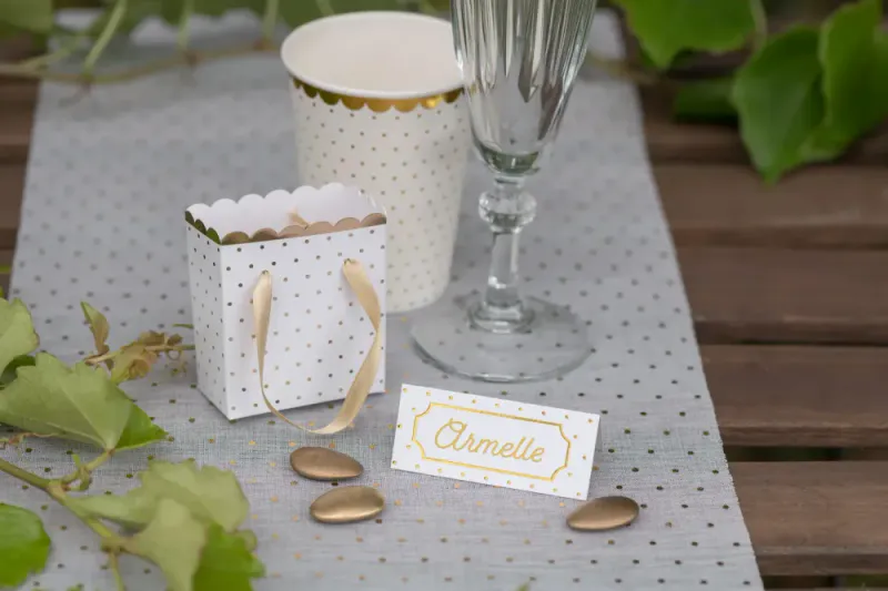 Bordkort - Hvit med gullprikker